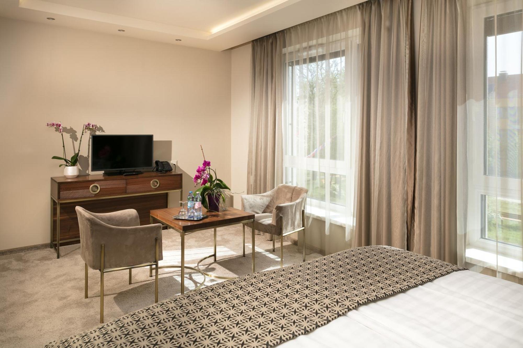 Hotel Kalvaria Superior Дьор Екстериор снимка