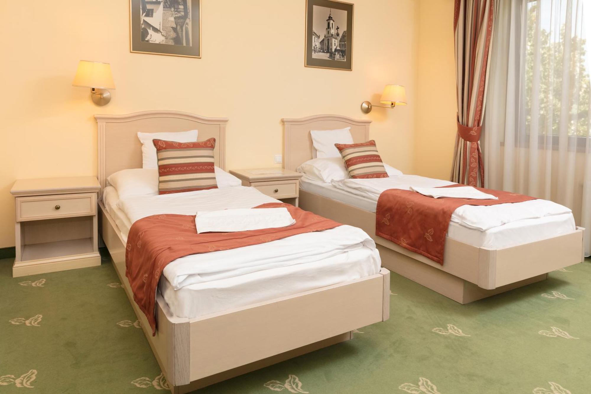 Hotel Kalvaria Superior Дьор Екстериор снимка