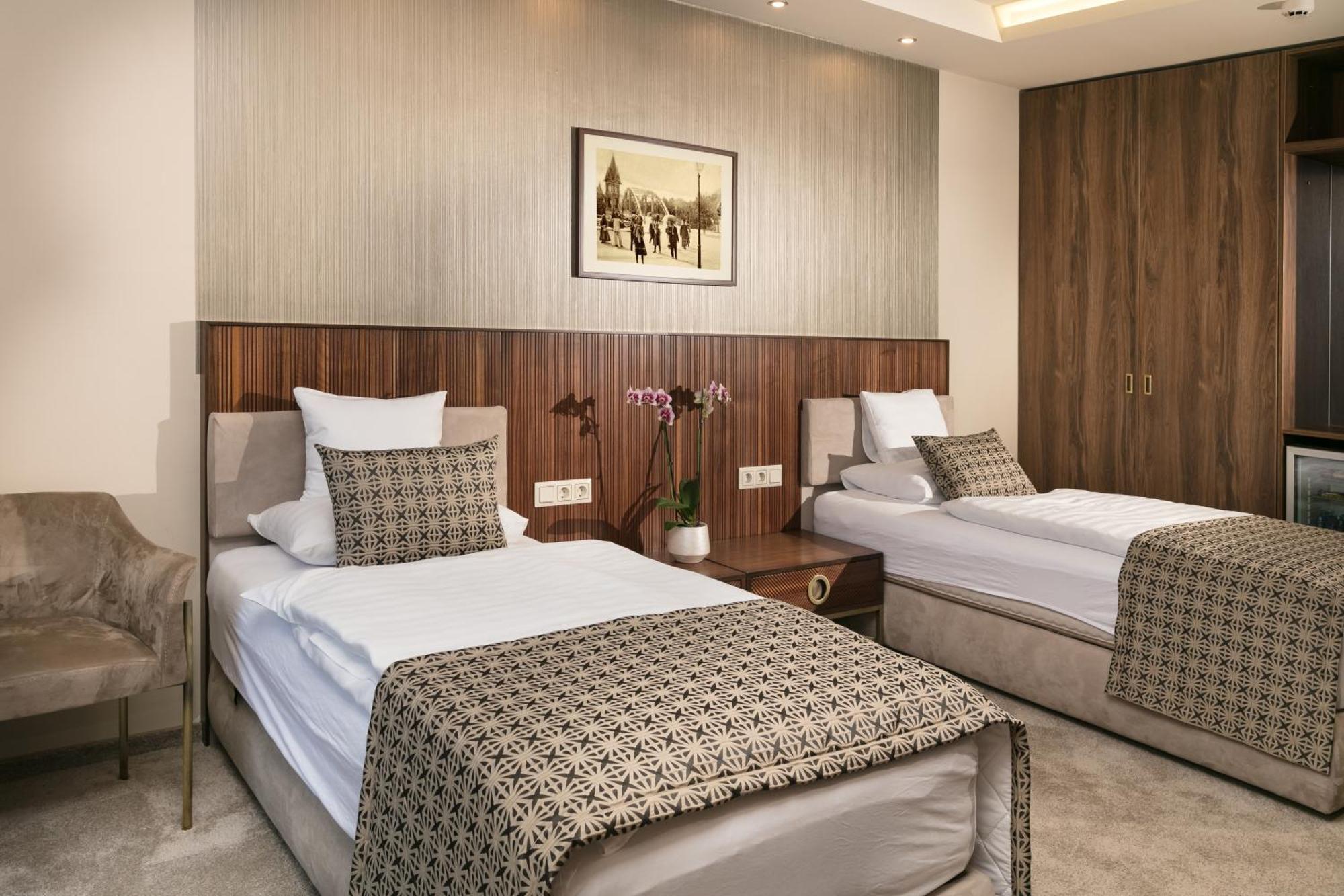 Hotel Kalvaria Superior Дьор Екстериор снимка