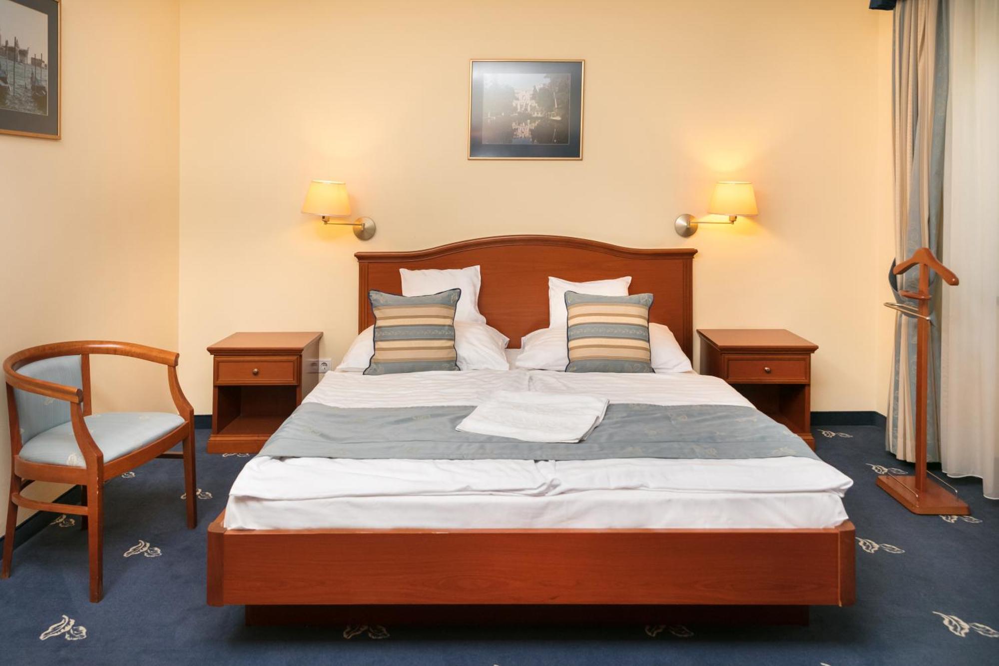 Hotel Kalvaria Superior Дьор Екстериор снимка