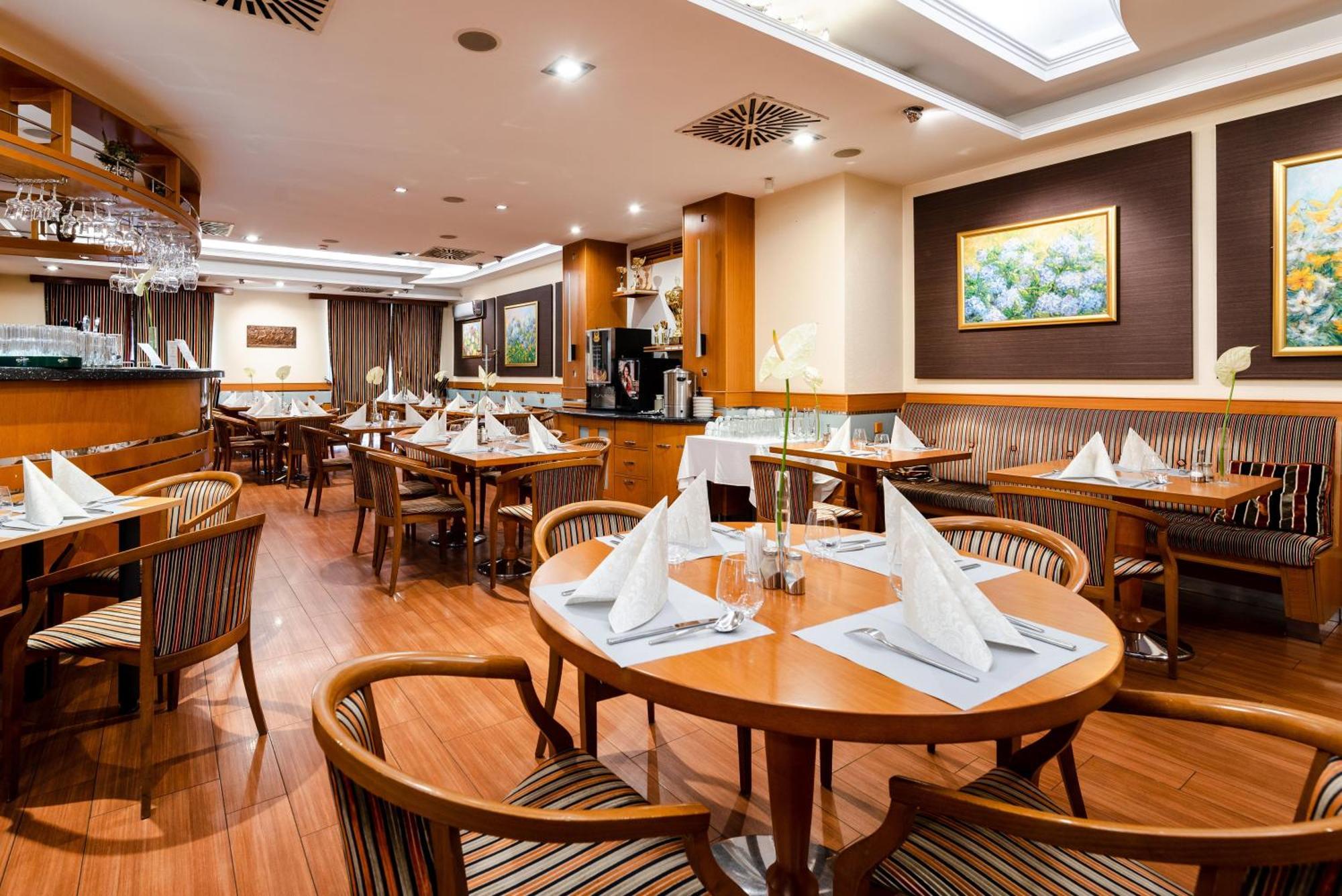 Hotel Kalvaria Superior Дьор Екстериор снимка